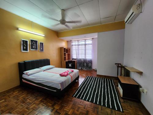 北赖Homestay Taman Pauh Jaya, Seberang Perai, Bukit Mertajam的卧室配有一张床