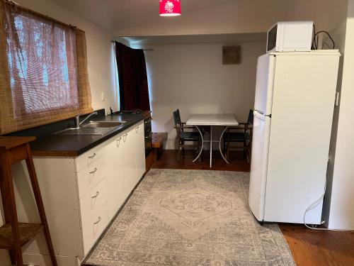 奥波蒂基Kukumoa Cabin的厨房配有白色冰箱和桌子