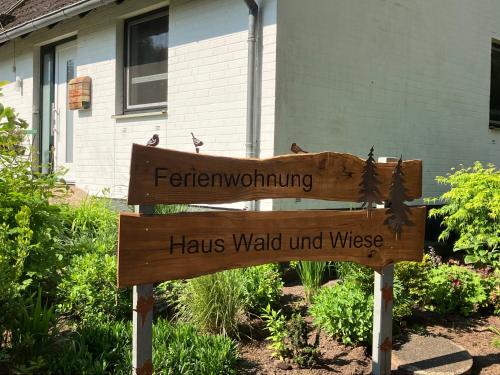 EhndorfHaus Wald und Wiese Wohnung Wald的房屋前花园的标志