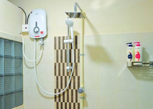 PeliyagodaParamount Residence - 7的带淋浴喷头的浴室