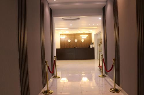 艾卜哈قمم بارك Qimam Park Hotel 2的走廊通往大楼内的会议室