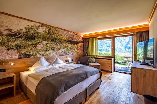 奥蒂塞伊格林酒店的一间卧室配有一张大床和电视