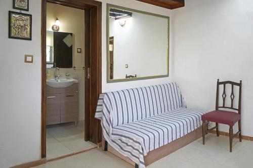 卡拉马塔VENI Olive House的客厅配有条纹沙发和椅子