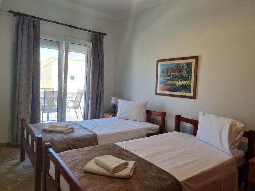 米里纳阿波罗神庙公寓酒店的酒店客房设有两张床和一个阳台。