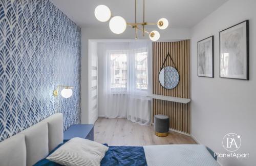 达尔沃沃PlanetAparts的一间卧室配有一张床和蓝色图案的墙壁