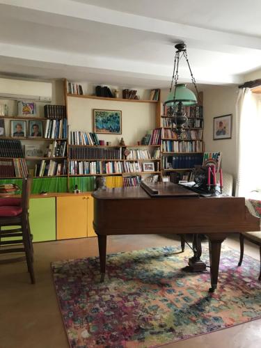 NassietLa RENAUDIERE的图书馆前带钢琴的客厅