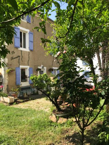 NassietLa RENAUDIERE的院子里有蓝色百叶窗和一棵树的房子
