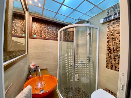 基内塔Kineta luxury House的浴室配有橙色水槽和淋浴。