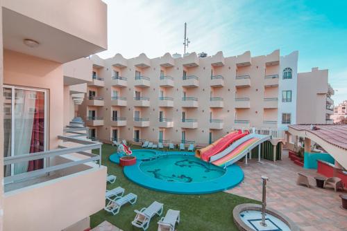 赫尔格达Dexon Roma Hotel的一座带游泳池和大楼的公寓庭院