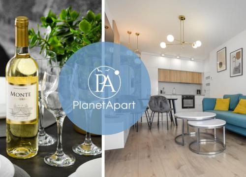 达尔沃沃PlanetAparts的厨房以及带一瓶葡萄酒和一杯葡萄酒的客厅。