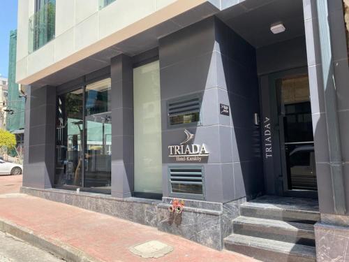 伊斯坦布尔Triada Hotel Karaköy的大楼一侧的试金石商店