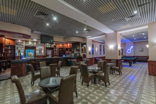 赫尔格达Dexon Roma Hotel的大堂设有桌椅和酒吧。