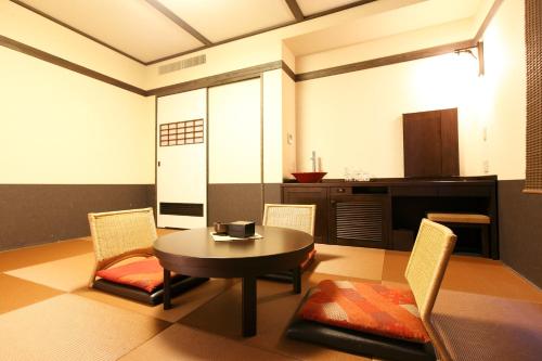 草津木叶酒店(Konoha)的一间带桌椅的客厅和一间厨房