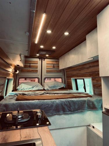 第比利斯best camper van in tbilisi的一间卧室配有两张床和一张桌子