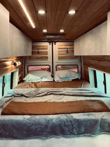 第比利斯best camper van in tbilisi的一张大床,位于rv后面