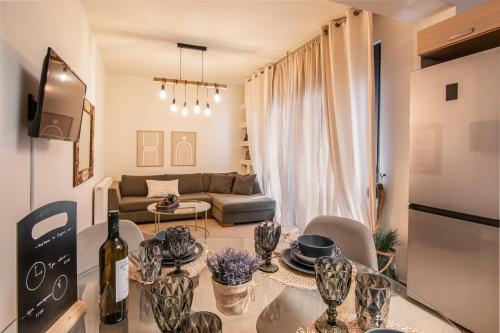 亚历山德鲁波利斯Nefeli Residence的客厅配有沙发和桌子