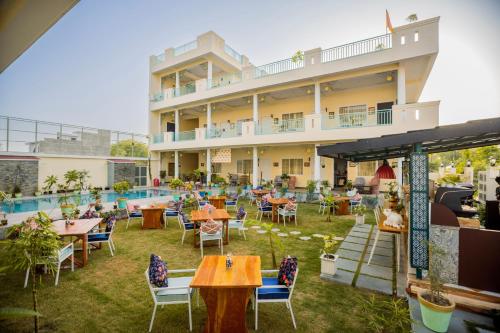 阿格拉Dá Bungalow - A Vacation Abode的酒店配有桌椅和游泳池