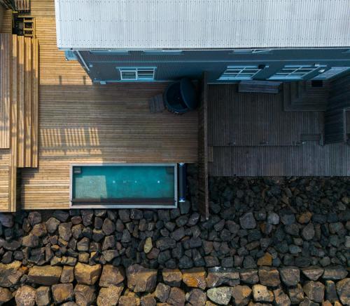 东博尔加峡湾Blabjorg Resort的一座岩石建筑的一侧的游泳池