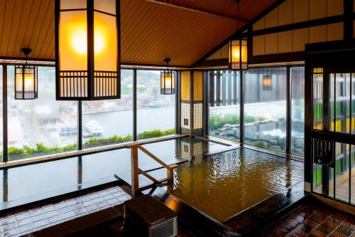 函馆拉碧斯达函馆湾的客房设有大窗户和水池
