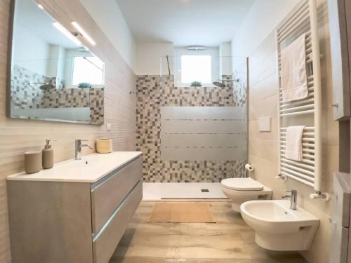 加拉蒂纳San Pietro Panoramic House的浴室设有卫生间、水槽和卫生间。