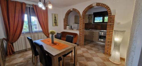 罗维尼Apartments Fantazija Rovinj with a covered parking space的厨房以及带桌椅的用餐室。