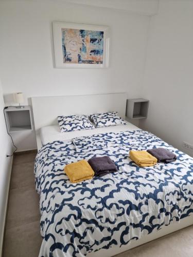 维尔Sea and rock的一间卧室配有一张带两个枕头的床