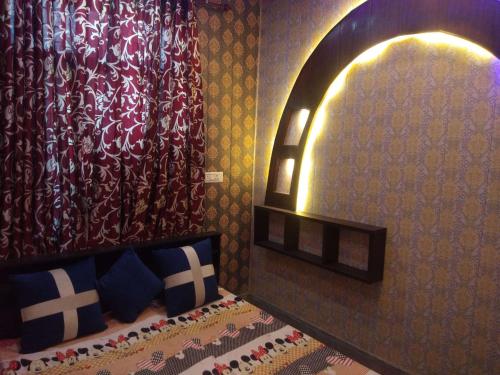 贾姆穆ASHIANA HOME STAY的一间卧室配有一张床和一面大镜子