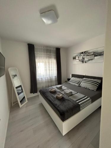 维尔Apartman Petra的一间卧室设有一张大床和一个窗户。