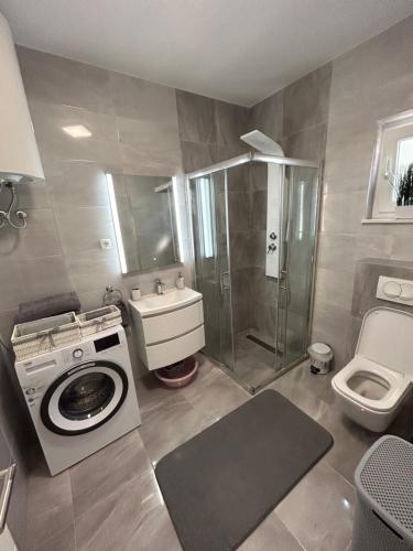 维尔Apartman Petra的一间带洗衣机和卫生间的浴室