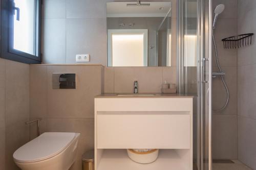 卡斯特尔德费尔斯Precioso apartamento en la playa的一间带水槽和卫生间的浴室