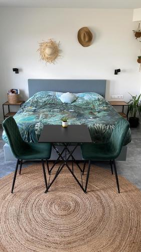 't HorntjeBed no breakfast de Kapitein的一间卧室配有一张床和一张带绿色床垫的桌子。