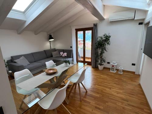 特伦托Ai Cappuccini, Trento a 360 gradi的客厅配有桌椅和沙发