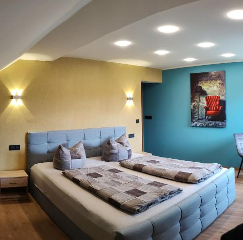 卡劳特格瑞斯赫Pension Villa Irene的一间卧室设有一张蓝色墙壁的大床