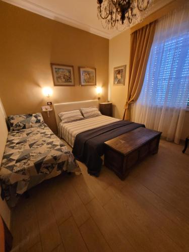 萨沃纳b&b bellavista的一间卧室配有一张床、一张桌子和一个窗户。