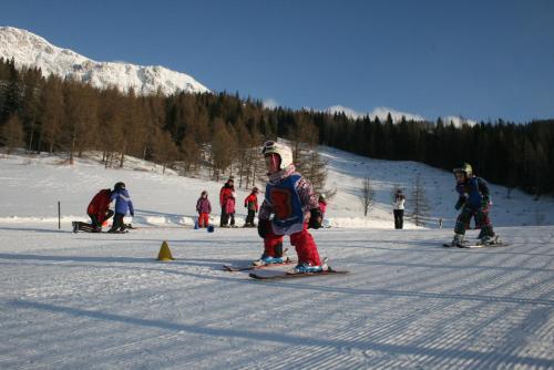 Ski- und Wanderparadies Brunnalm - Hohe Veitsch的一群人沿着雪覆盖的斜坡滑雪
