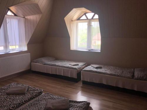 Vyšné RevištiaUbytovanie Toscana的带三张床和两扇窗户的房间