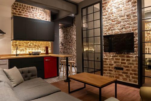 伊斯坦布尔Alness Residence的厨房以及带沙发和桌子的客厅。