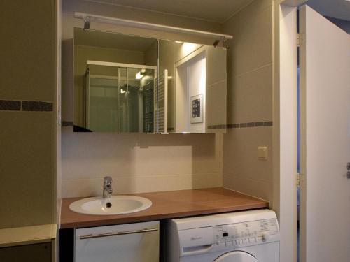 德哈恩Caracas 0102 ideal holiday apartment near the sea的一间带水槽和镜子的浴室