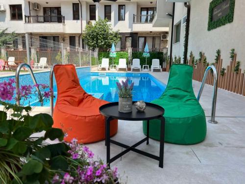 索佐波尔塔巴诺夫海滩酒店的游泳池前的两把椅子和一张桌子
