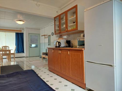 SimpeleLana Guest house的厨房配有白色冰箱和桌子
