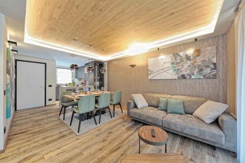 平佐洛Lux Domotic Apt-Chalet Dolomites的客厅配有沙发和桌子