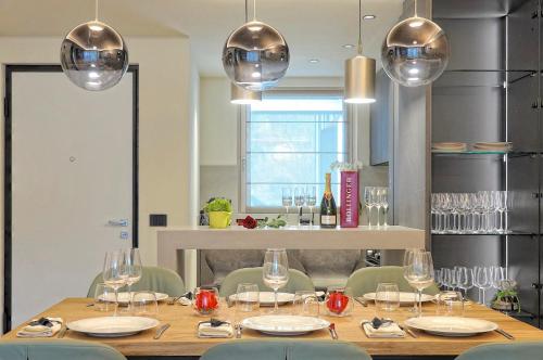 平佐洛Lux Domotic Apt-Chalet Dolomites的用餐室配有桌椅和酒杯