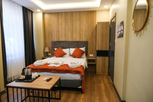 伊斯坦布尔hotel La Vitrine的酒店客房配有一张床铺和一张桌子。