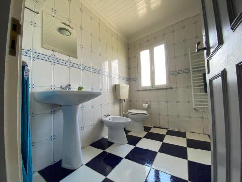 Vila Feliz的一间带水槽和卫生间的浴室