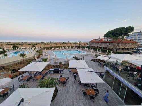 卡奥莱法提内罗酒店的享有度假村游泳池的顶部景致