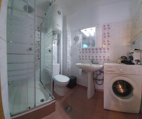 伊里斯斯Kristel的带淋浴水槽和洗衣机的浴室