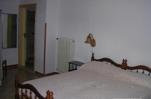 托雷苏达Casa Vacanze Mercurio的一间卧室配有一张床和一盏灯