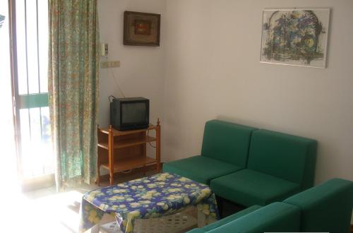 托雷苏达Casa Vacanze Mercurio的带沙发和电视的客厅