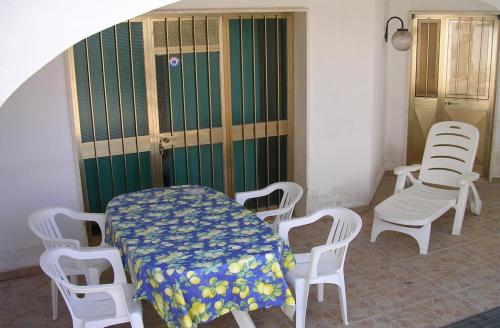 托雷苏达Casa Vacanze Mercurio的桌子和椅子。