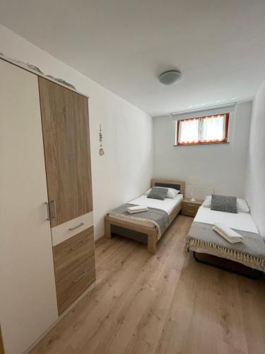 伊佐拉Apartment Sotlar的一间设有两张床的房间和一个橱柜